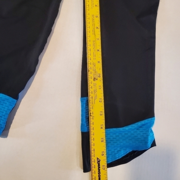Under Armour black and teal heat gear capri compression leggings. Size M. H7 - Picture 8 of 10